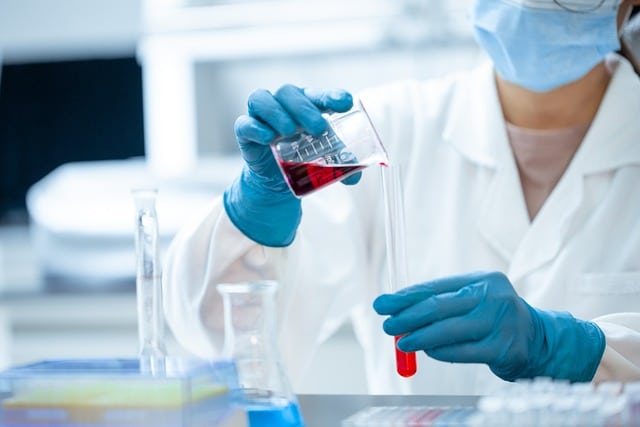 How can a CMMS enhance communication between maintenance teams in healthcare?