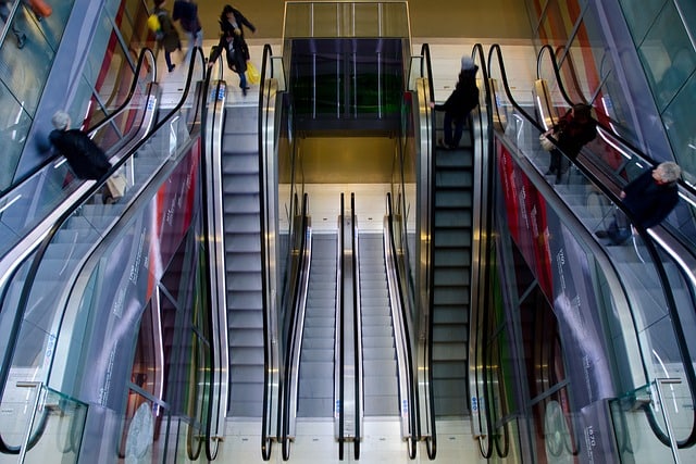 How can a CMMS improve the efficiency of retail operations?