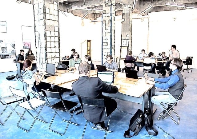 How can a CMMS improve the management of vendor relationships in manufacturing?
