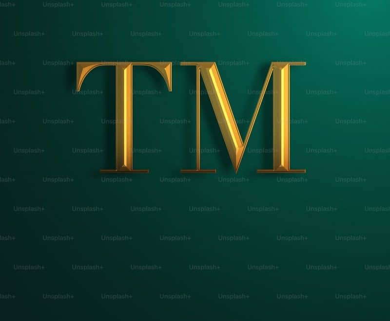 How does a CMMS assist in managing maintenance task assignments?