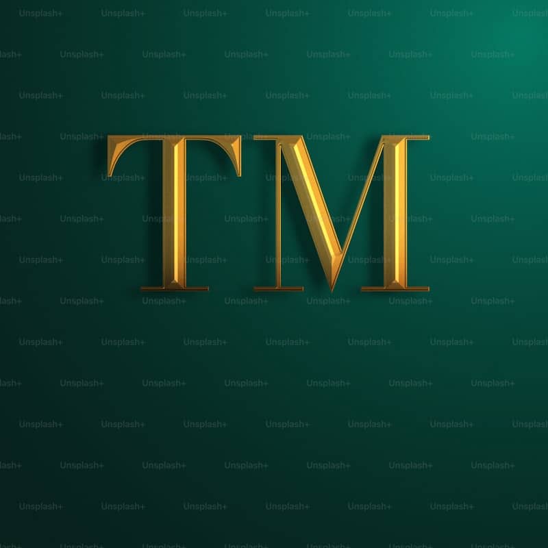 How does a CMMS assist in managing maintenance task assignments?