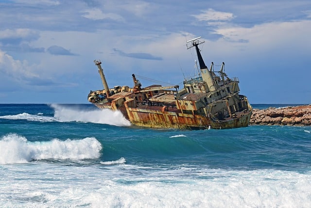 How does a CMMS contribute to energy efficiency in maritime operations?