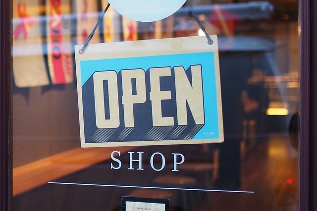 How does a CMMS help in managing the maintenance of retail fixtures?
