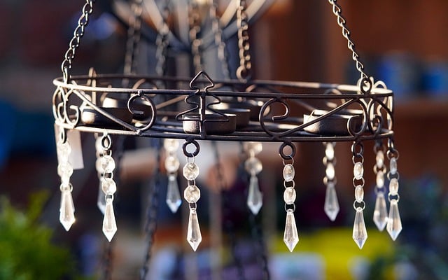 How does a CMMS help in managing the maintenance of retail fixtures?