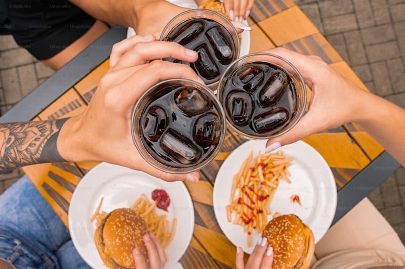 What are the advantages of using a CMMS in the food and beverage industry?